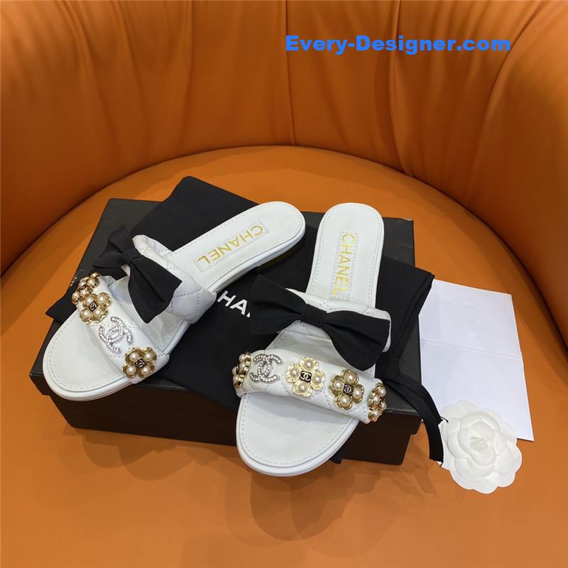 CC embroidered logo slippers