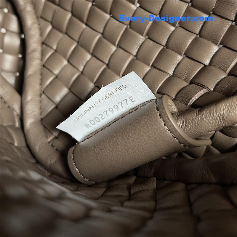 b0tt*ga Ven*ta mini cobble shoulder bag