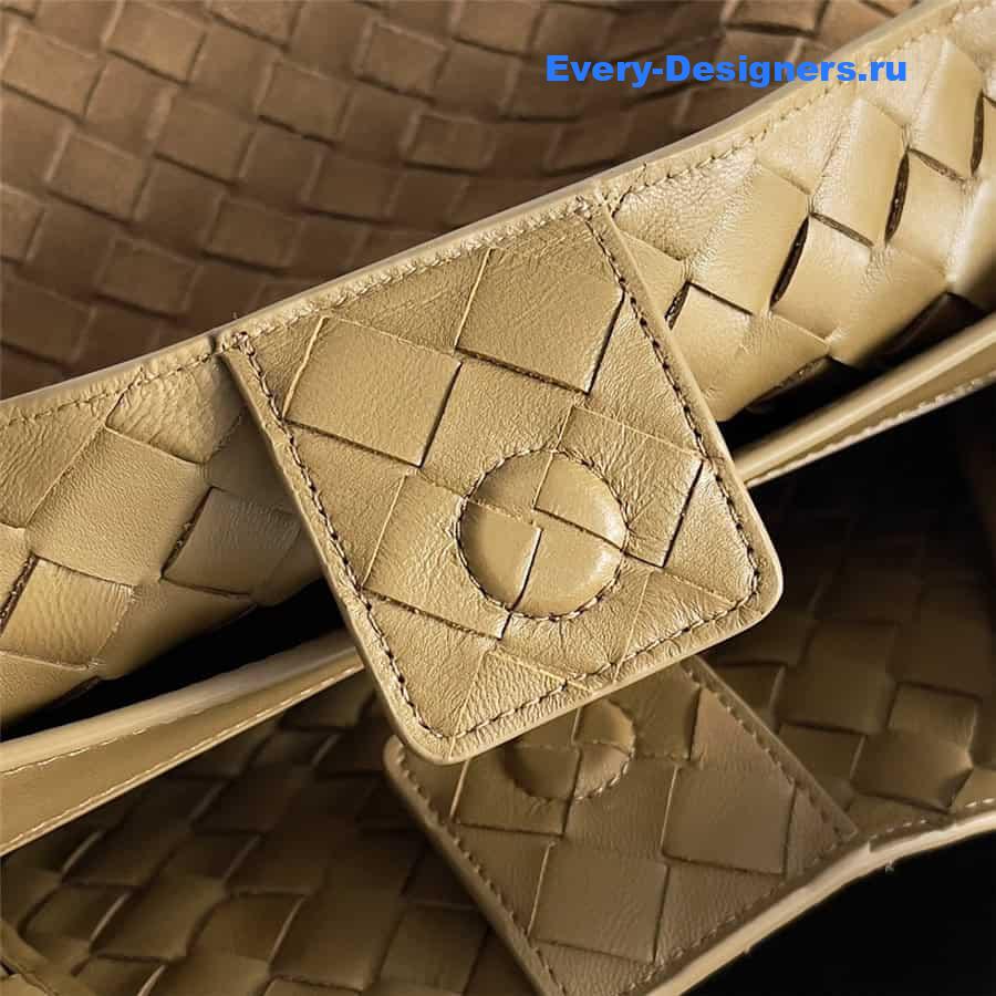 b0tt*ga Ven*ta andiamo medium suede bag