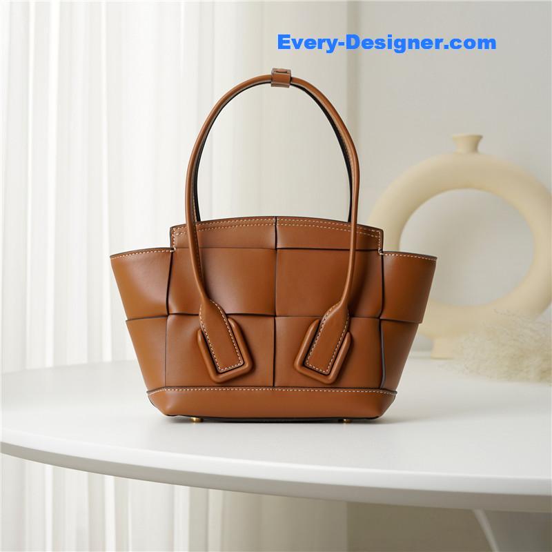 b0tt*ga Ven*ta arco mini leather tote