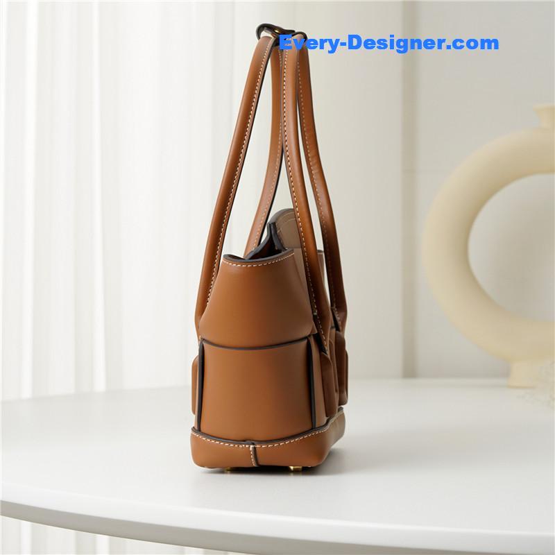 b0tt*ga Ven*ta arco mini leather tote