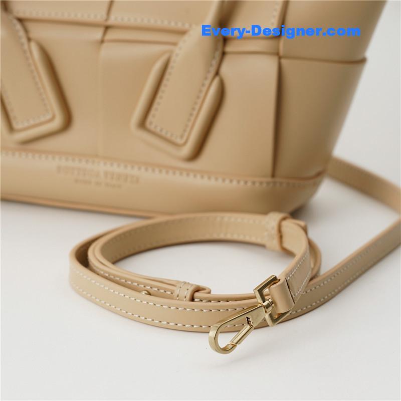 b0tt*ga Ven*ta arco mini leather tote