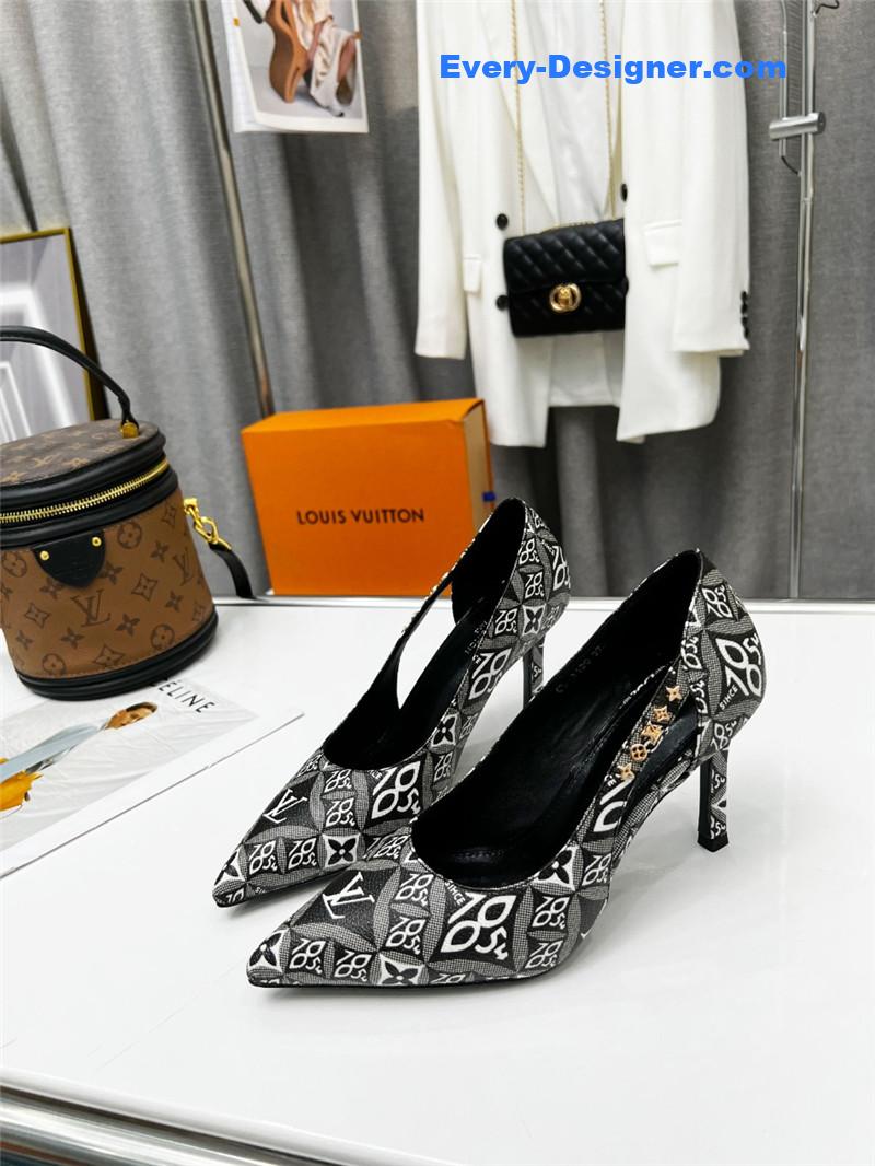 l0vis Vvtt0n lv metal buckle high heels