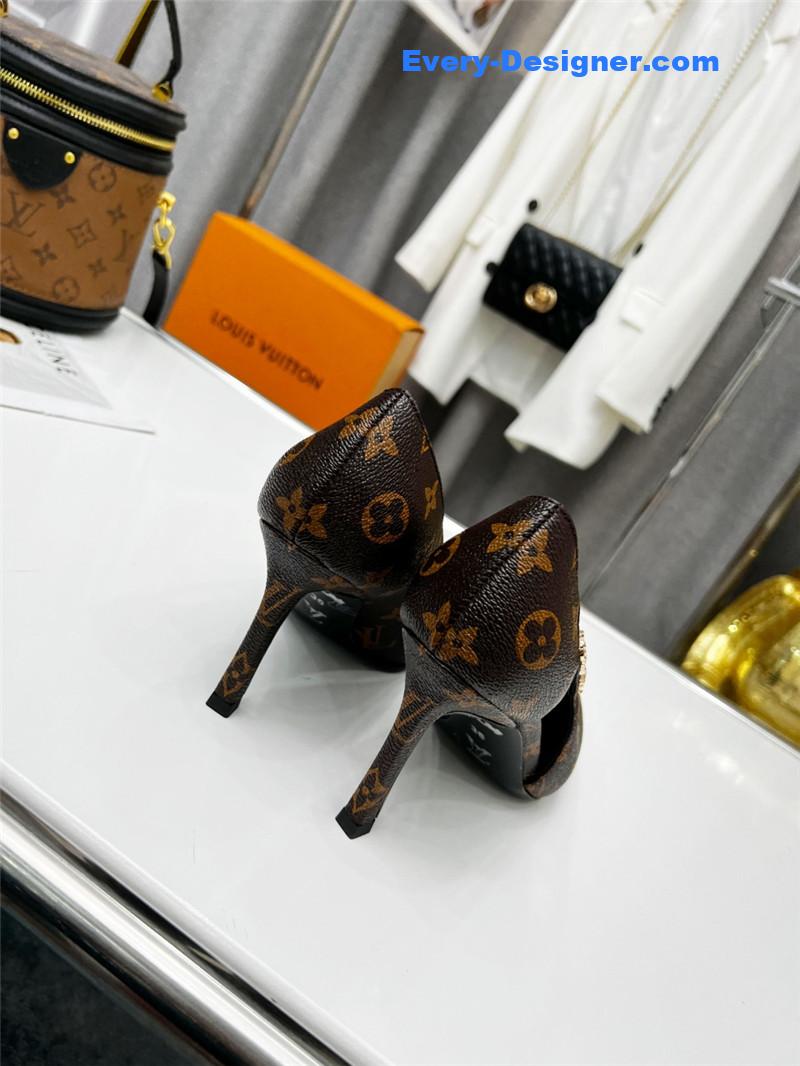l0vis Vvtt0n lv metal buckle high heels