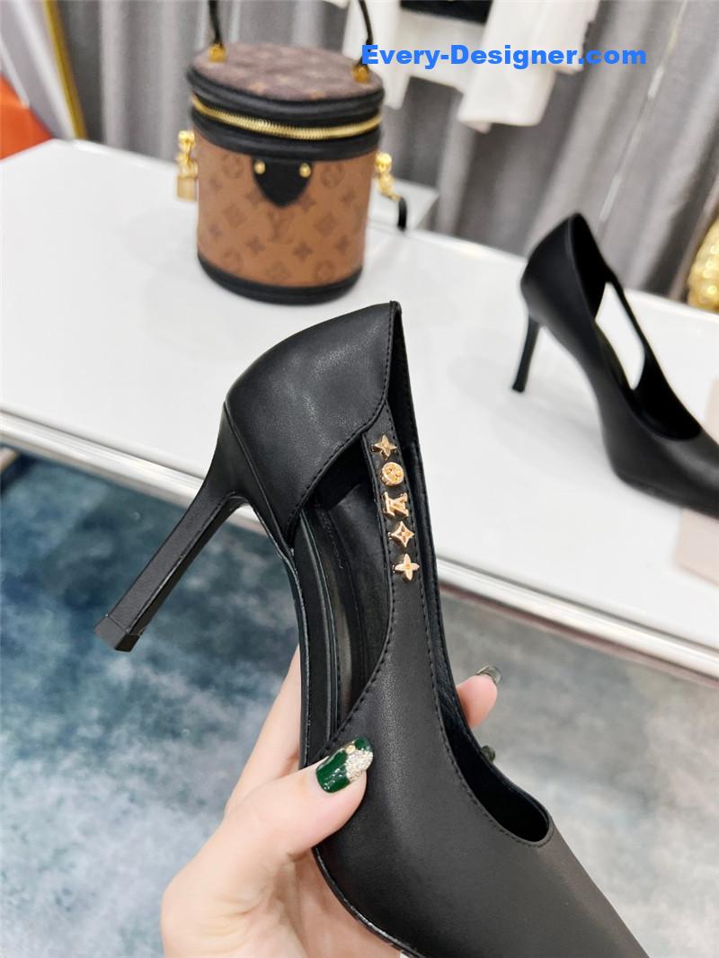 l0vis Vvtt0n lv metal buckle high heels