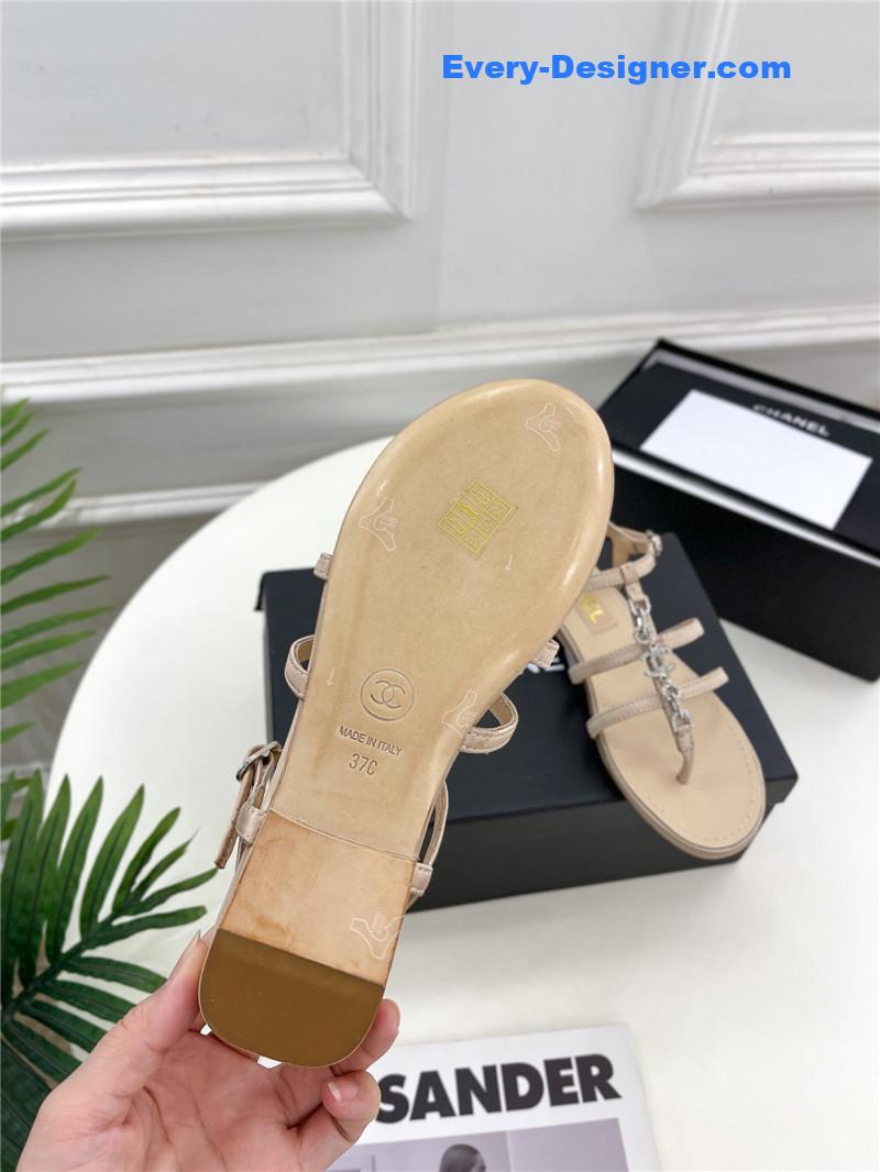 CC double C chain pinch sandals