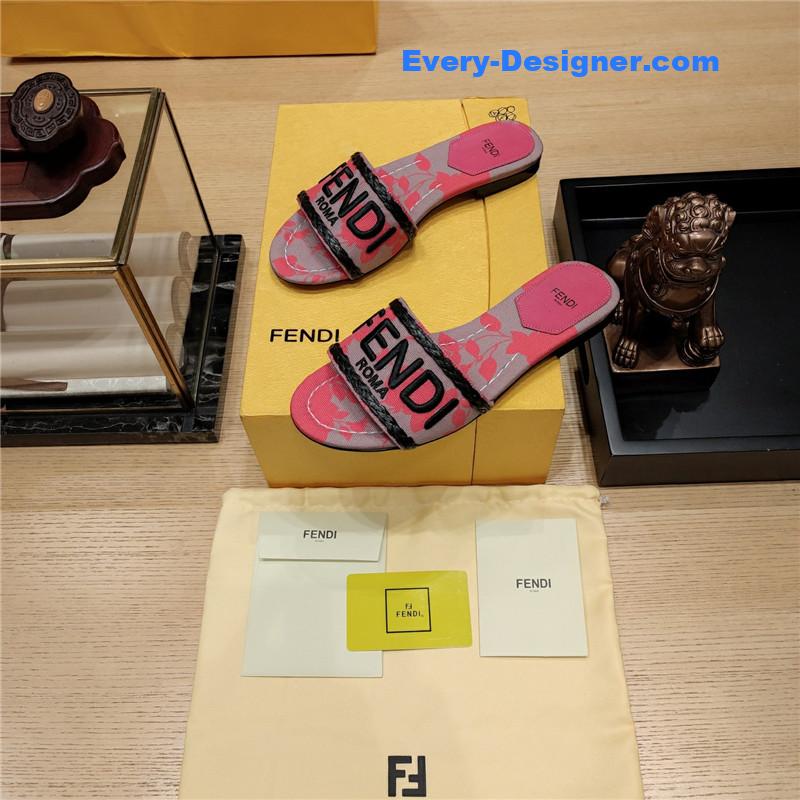 F**di embroidered “F**di” large english logo logo slippers