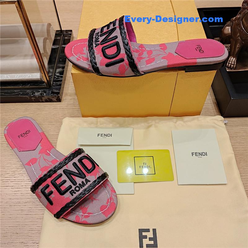 F**di embroidered “F**di” large english logo logo slippers