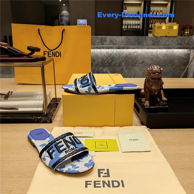 F**di embroidered “F**di” large english logo logo slippers
