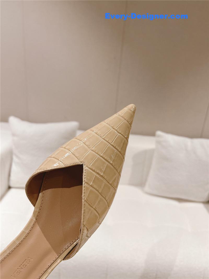 b0tt*ga Ven*ta v-collar pointy toe slides