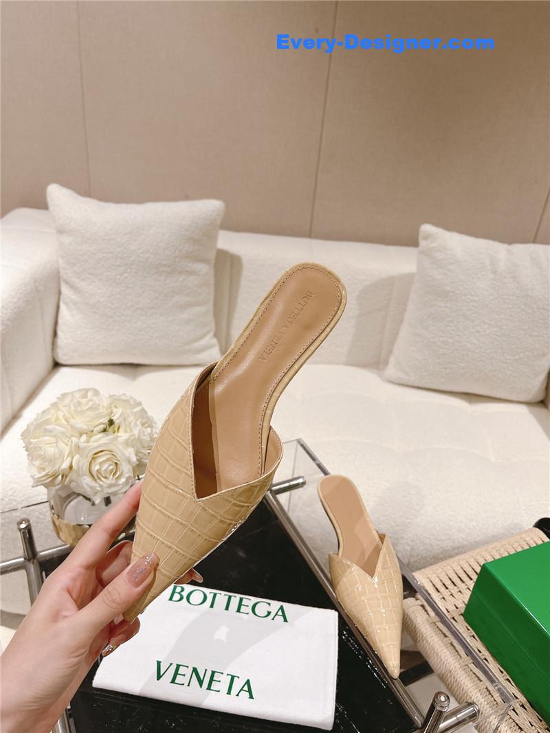 b0tt*ga Ven*ta v-collar pointy toe slides