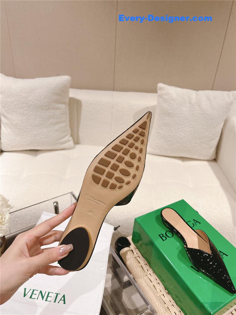 b0tt*ga Ven*ta v-collar pointy toe slides