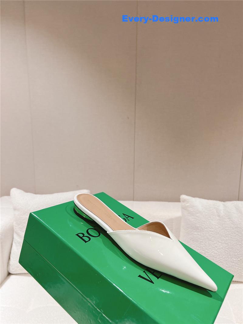 b0tt*ga Ven*ta v-collar pointy toe slides