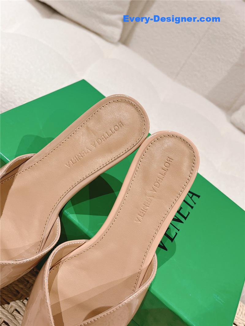 b0tt*ga Ven*ta v-collar pointy toe slides