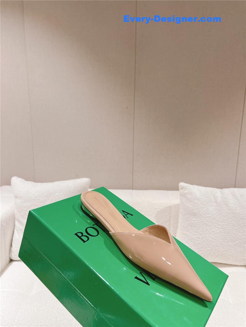 b0tt*ga Ven*ta v-collar pointy toe slides