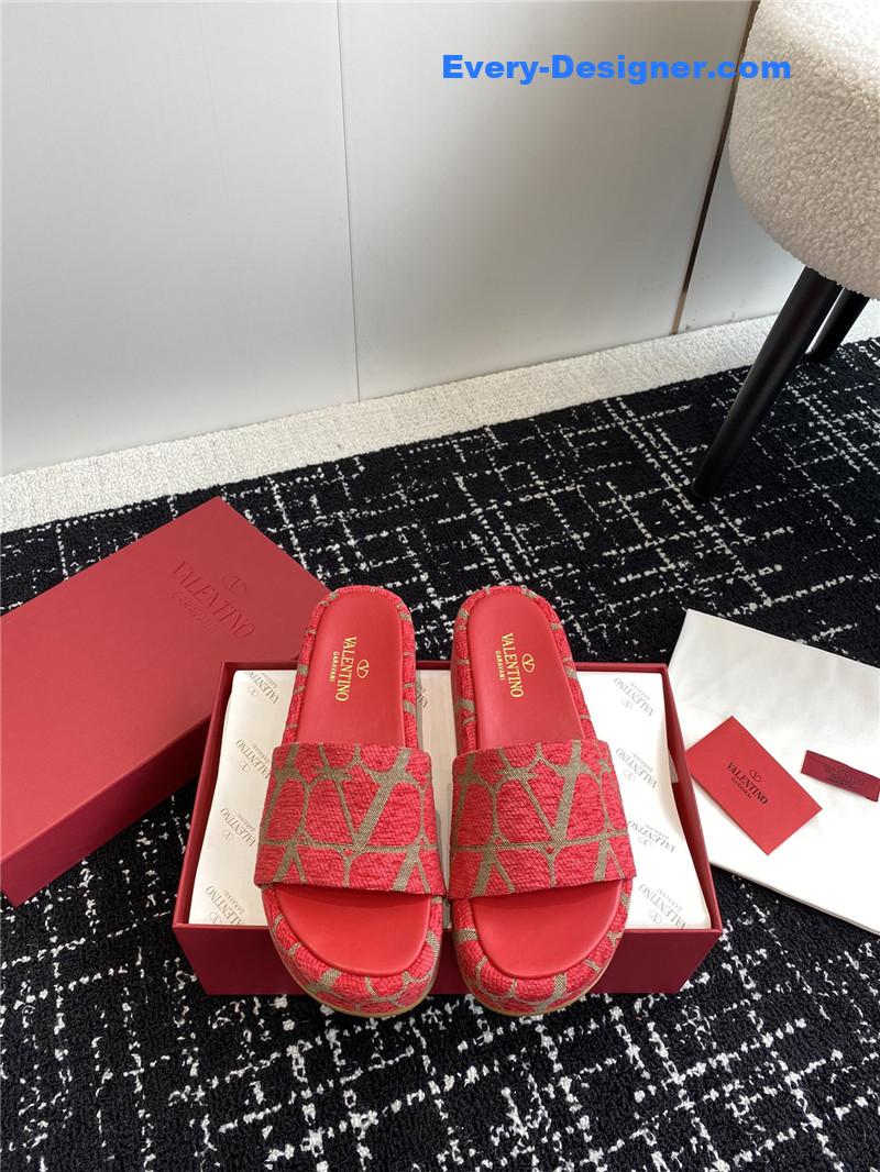 Va1e*ntin0 spring and summer new thick-soled sandals