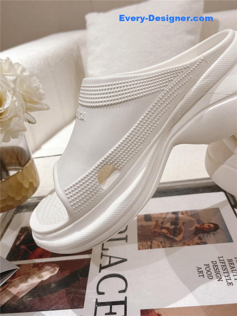 Ba1en*iaga explosive wedge platform sandals