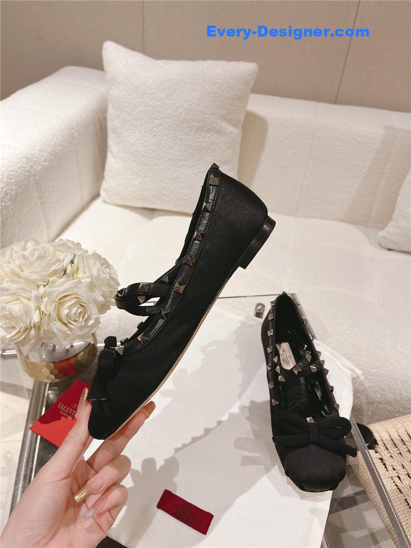 Va1e*ntin0 vintage craft pyramid big willow studded flats