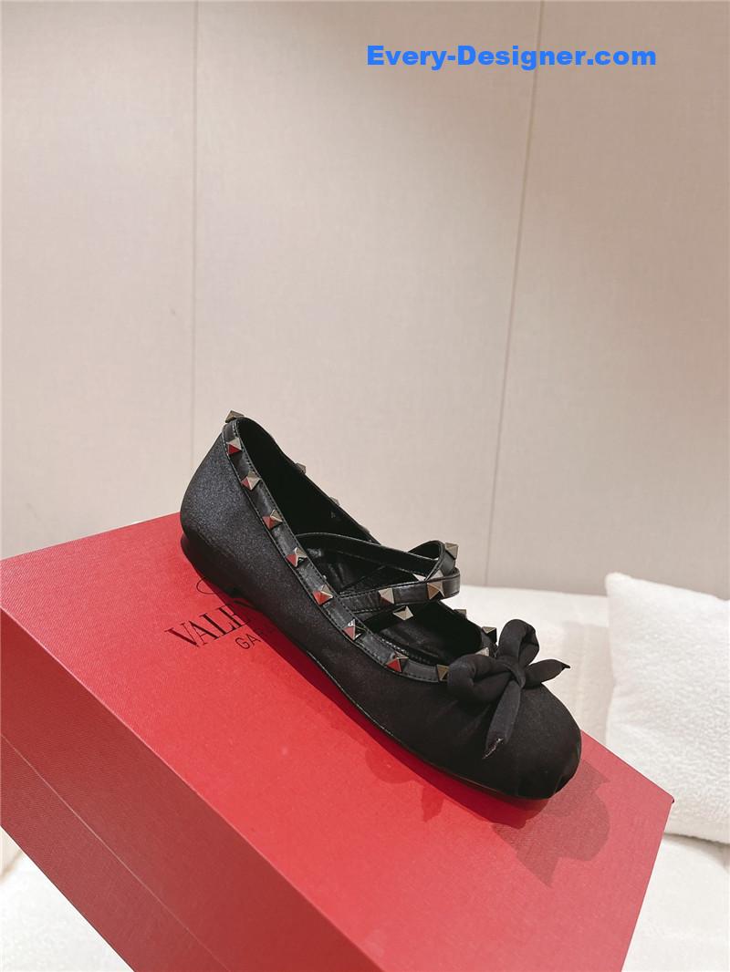 Va1e*ntin0 vintage craft pyramid big willow studded flats