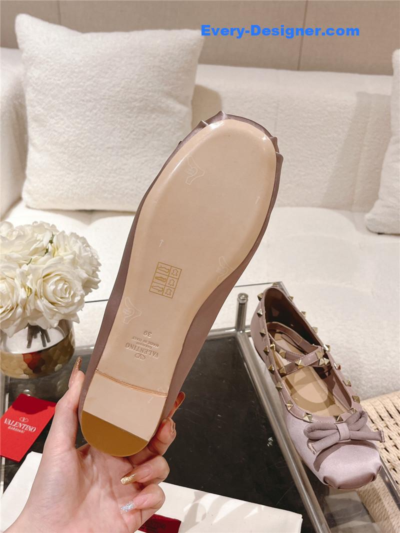 Va1e*ntin0 vintage craft pyramid big willow studded flats