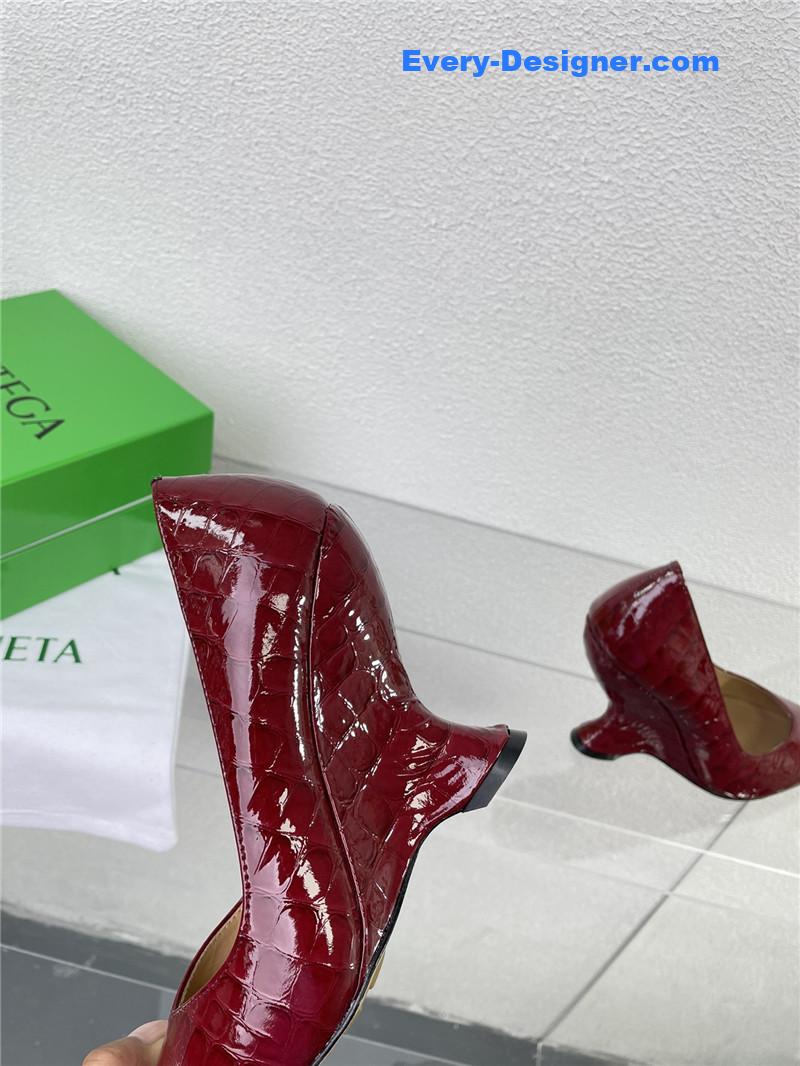 b0tt*ga Ven*ta puntas wedge pumps