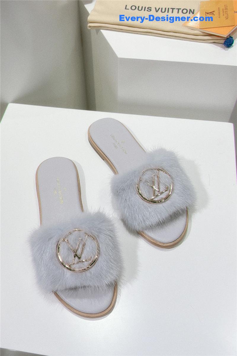l0vis Vvtt0n lv flat open toe sandals