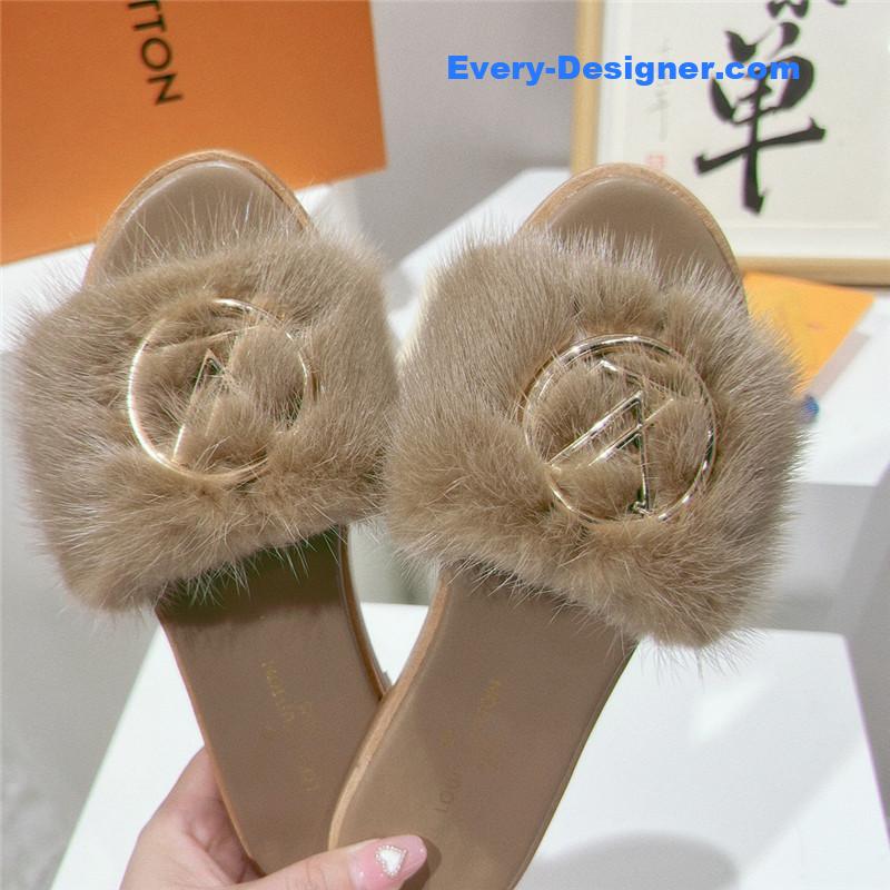 l0vis Vvtt0n lv flat open toe sandals