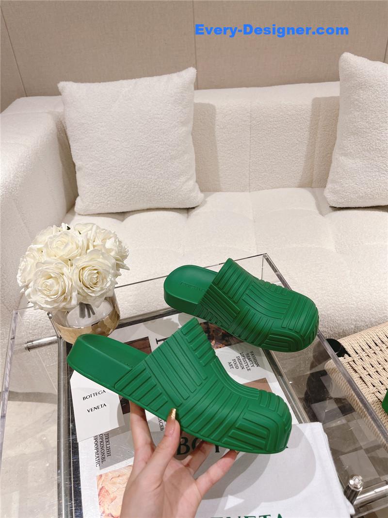 b0tt*ga Ven*ta flip flops