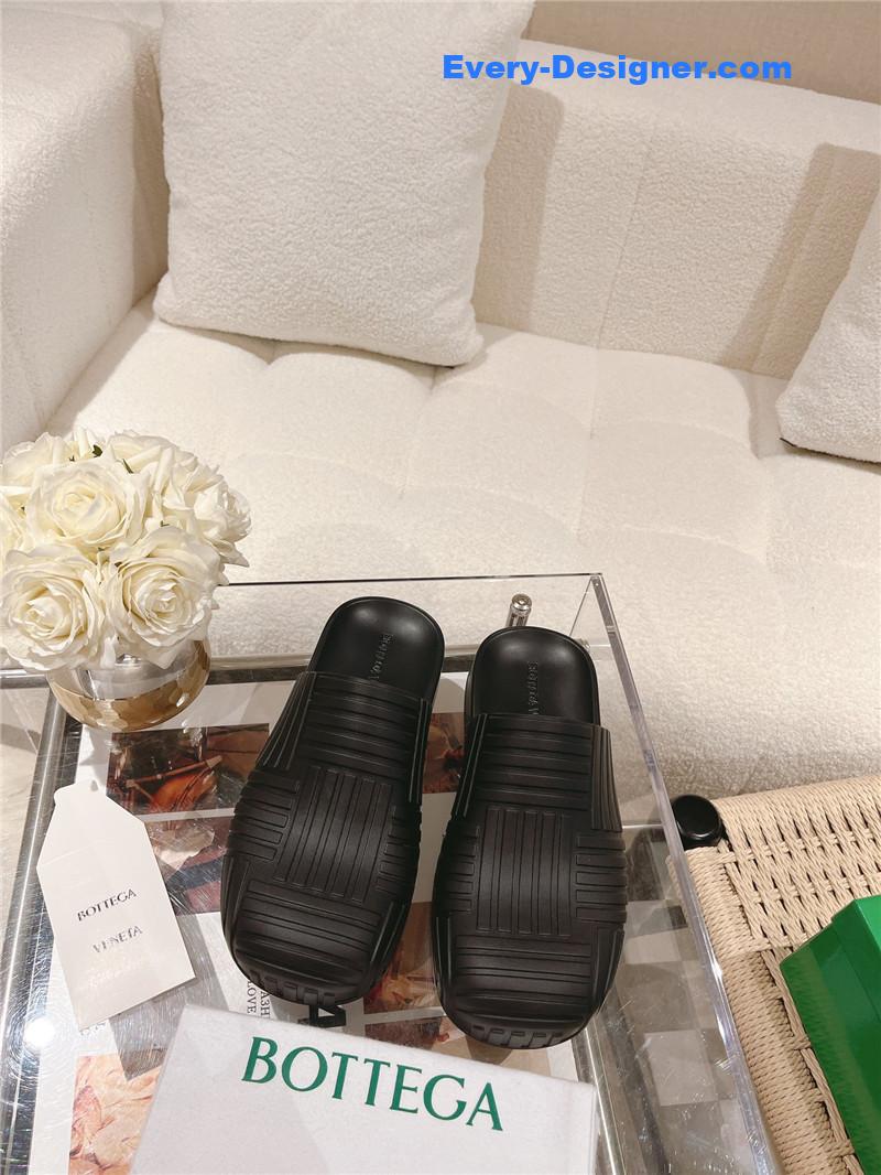 b0tt*ga Ven*ta flip flops