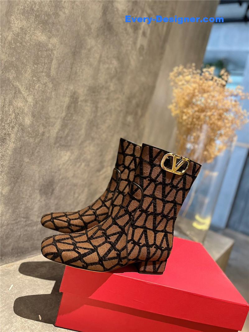 Va1e*ntin0 leather outsole ankle boots