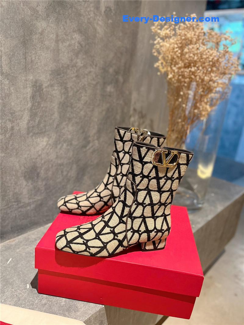 Va1e*ntin0 leather outsole ankle boots