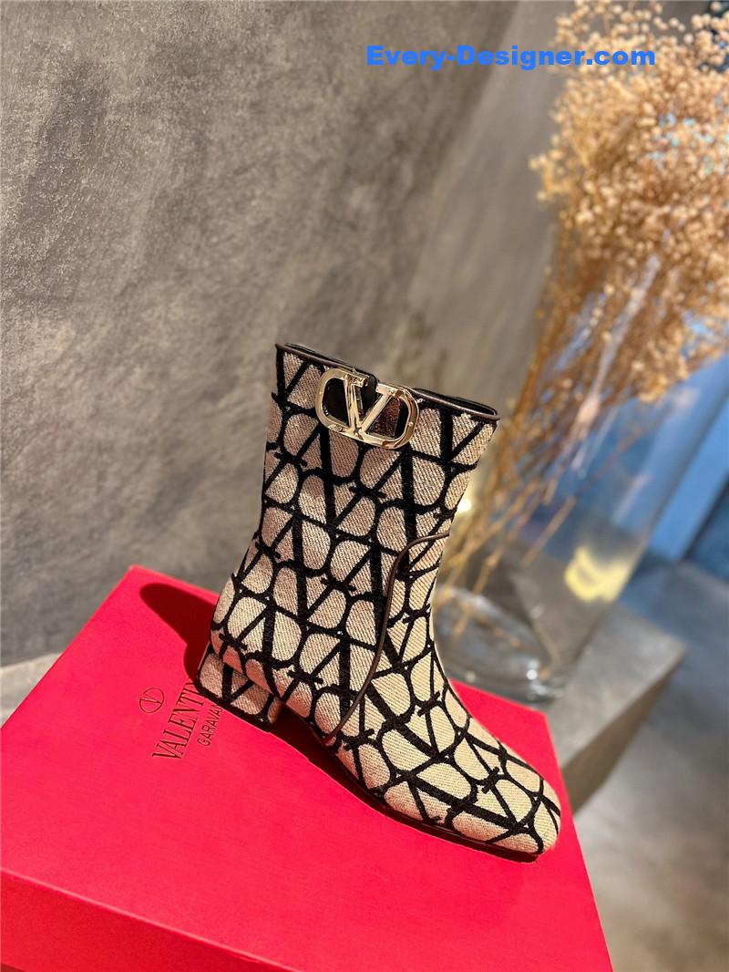 Va1e*ntin0 leather outsole ankle boots