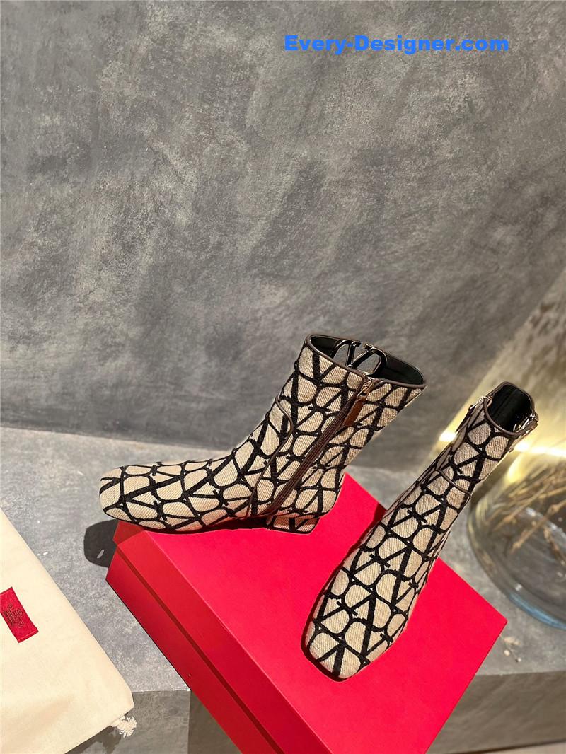 Va1e*ntin0 leather outsole ankle boots