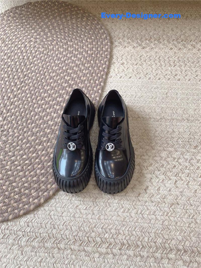 l0vis Vvtt0n black leather derby shoe