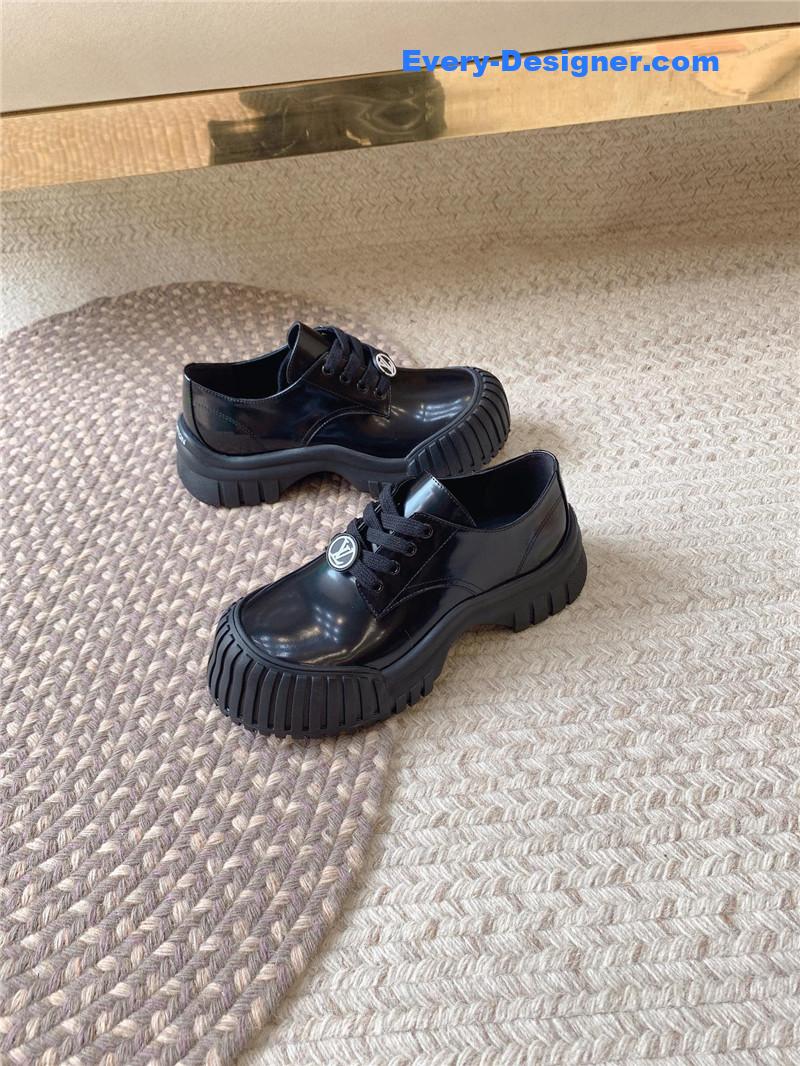 l0vis Vvtt0n black leather derby shoe