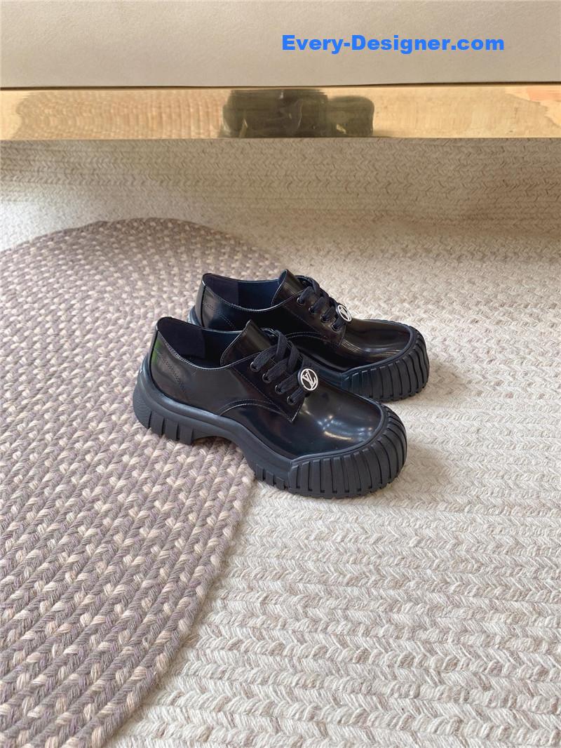 l0vis Vvtt0n black leather derby shoe