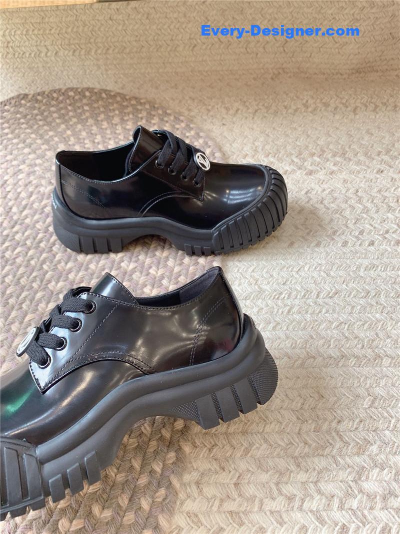 l0vis Vvtt0n black leather derby shoe