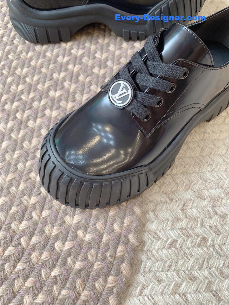 l0vis Vvtt0n black leather derby shoe