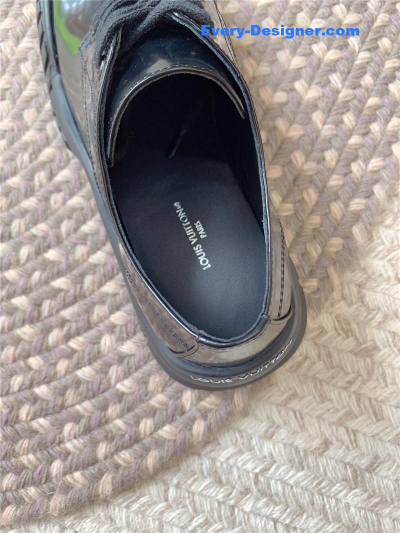 l0vis Vvtt0n black leather derby shoe