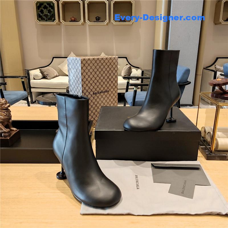 Ba1en*iaga wine glass heeled round toe boots