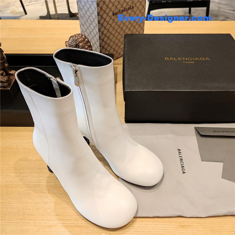 Ba1en*iaga wine glass heeled round toe boots