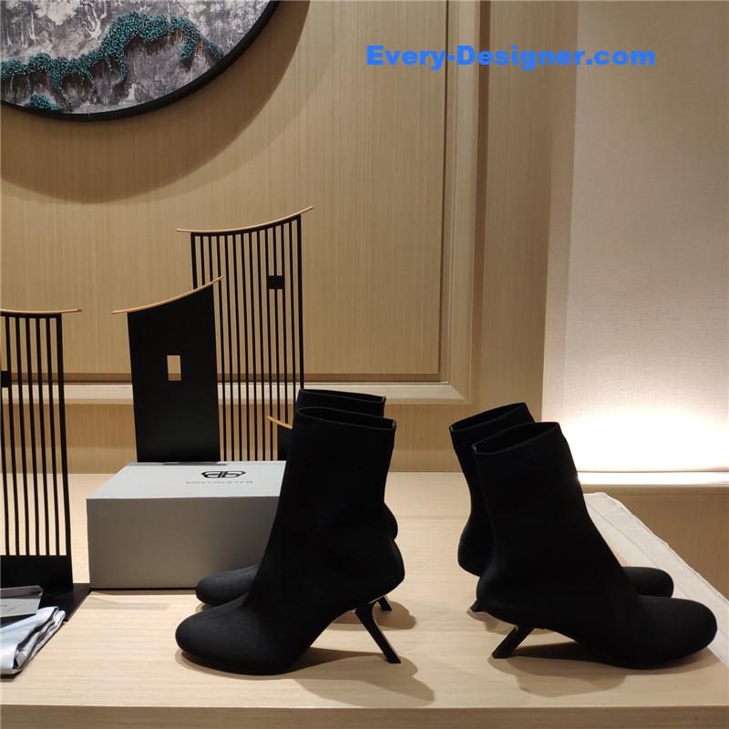 Ba1en*iaga’s new 7-shaped heel sock boots