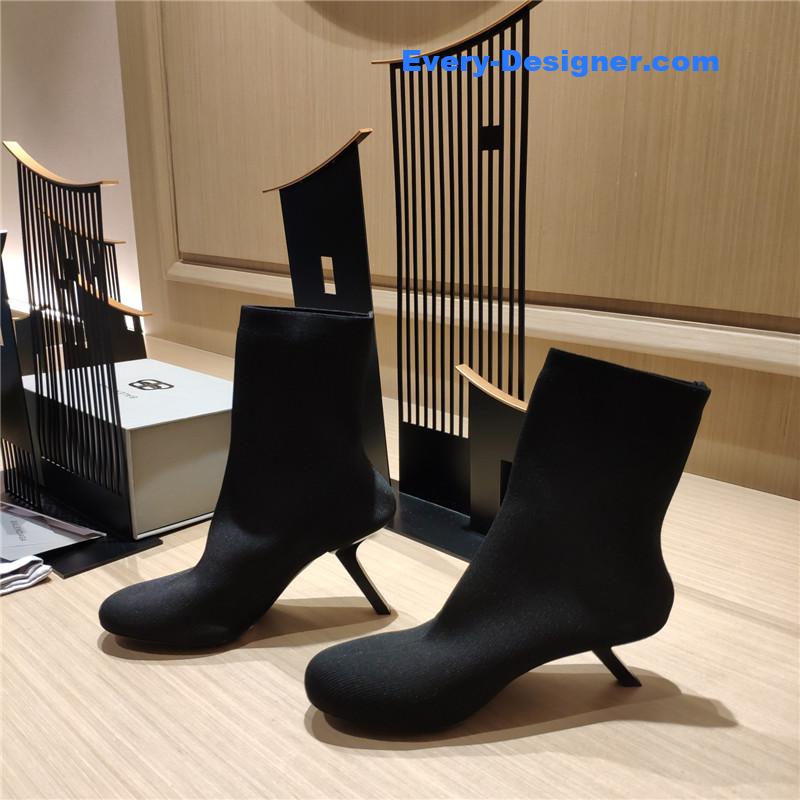 Ba1en*iaga’s new 7-shaped heel sock boots