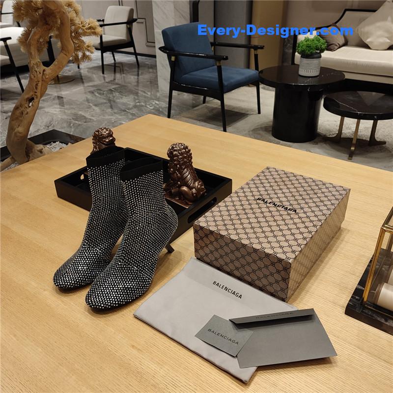 Ba1en*iaga’s new 7-shaped heel sock boots