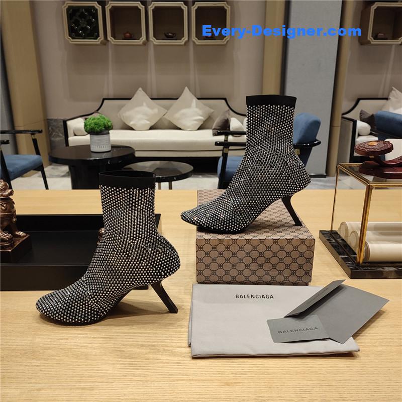 Ba1en*iaga’s new 7-shaped heel sock boots