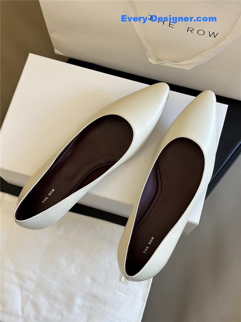 pointed shoes