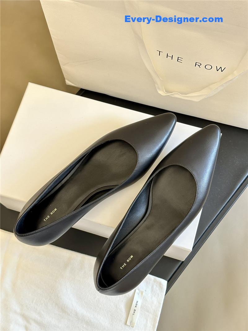 pointed shoes