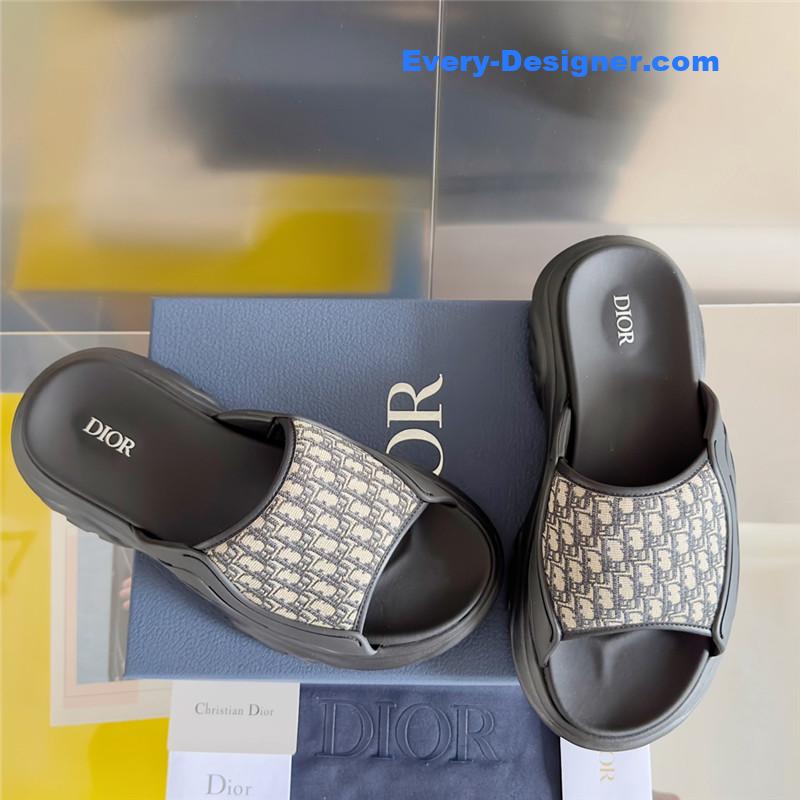 D10r couple models oblique platform slippers