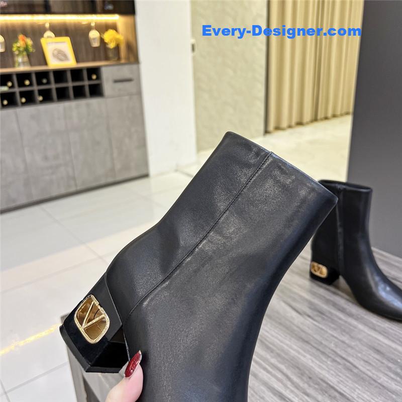 Va1e*ntin0 ankle boots in leather with v buckle in calfskin
