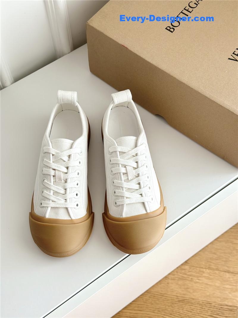 b0tt*ga Ven*ta couple sneakers